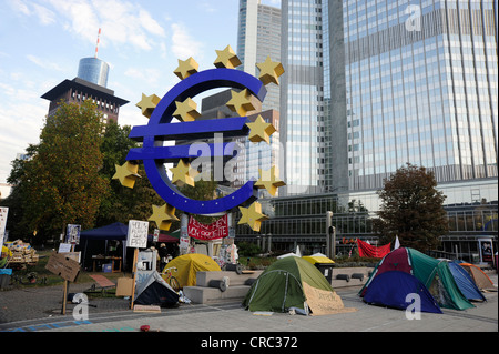 Camp di protesta di occupare il movimento di Francoforte, dimostrazione contro il sistema finanziario a fronte del simbolo dell'euro Foto Stock