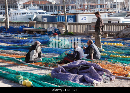 I pescatori a ricucire le reti da pesca, porto di pescatori, Palma de Maiorca, Maiorca, isole Baleari, Spagna, Europa Foto Stock