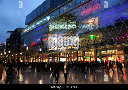 Architettura moderna in serata, MyZeil shopping center sulla Zeil street, Frankfurt am Main, Hesse, Germania, Europa Foto Stock