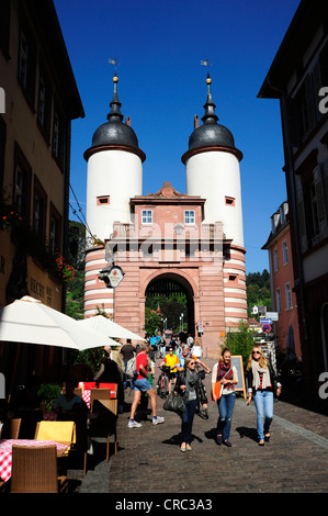 I turisti in la Steingasse vicolo, sul retro della Alte Bruecke o Karl-Theodor-Bruecke ponte, città vecchia, Heidelberg Foto Stock