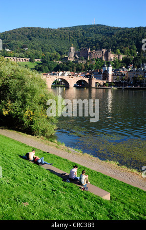 Persone presso il fiume Neckar, sul retro della Alte Bruecke o Karl-Theodor-Bruecke ponte e il quartiere storico di Heidelberg Foto Stock