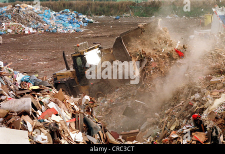 Un escavatore a lavorare su un sito di discarica in Bremen, Germania Foto Stock