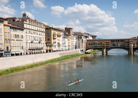 Edifici lungo il fiume Arno con Ponte Vecchio, Firenze, Toscana, Italia, Europa Foto Stock