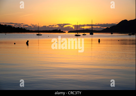 Sunrise, barche nella baia di Puerto de Pollensa, Port de Pollenca, Maiorca, isole Baleari, Mare mediterraneo, Spagna, Europa Foto Stock