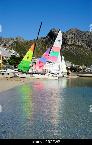 Barche a vela sulla spiaggia, montagne sul retro, barche a vela nella baia di Puerto de Pollensa, Port de Pollenca, Maiorca, Mallorca Foto Stock