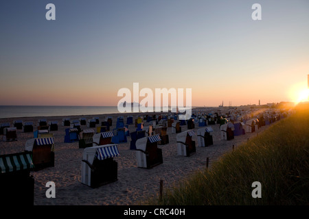 Sedie da spiaggia in vimini, alba sul Mar Baltico nei pressi di Warnemuende, Meclemburgo-Pomerania Occidentale, Germania, Europa Foto Stock