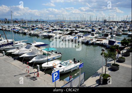 Barche in marina, Seaside Resort Puerto de Alcudia, Porto d' Alcudia, Maiorca, isole Baleari, Mare mediterraneo, Spagna Foto Stock