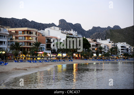 Spiaggia di sera, montagne sul retro, Puerto de Pollensa, Port de Pollenca, Maiorca, isole Baleari, Mare Mediterraneo Foto Stock