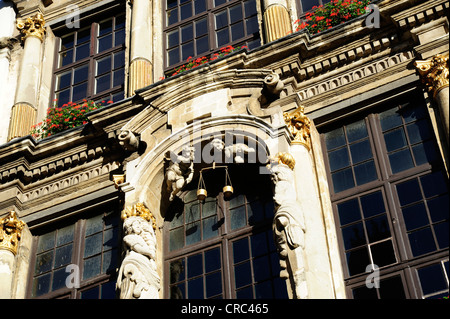 Due angeli e una coppia di scale sulla facciata di una casa della corporazione, stile barocco, Grand Place, Grote Markt square, city centre Foto Stock