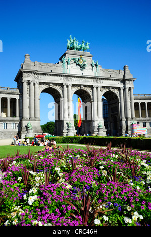 Arc de Triomphe, fiori in Jubelpark, Parc du Cinquantenaire, Bruxelles, Belgio, Benelux, Europa Foto Stock