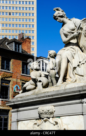 Scultura su Place du Grand Sablon o Grote Zavelplein Square, il centro città di Bruxelles, Belgio, Benelux, Europa Foto Stock