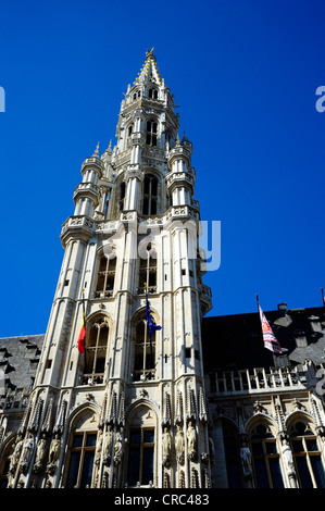 Town Hall con una torre in stile gotico, Stadhuis sul Grote Markt o Hotel de Ville su Grand Place square, il centro città di Bruxelles Foto Stock