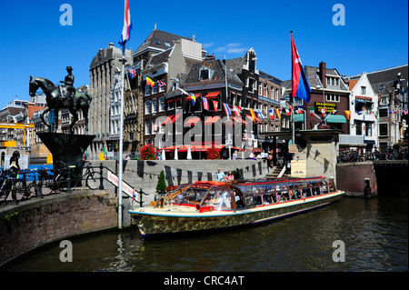 Escursione in barca la Oude Turfmarkt canal, quartiere storico di Amsterdam, Olanda Settentrionale, Paesi Bassi, Europa Foto Stock