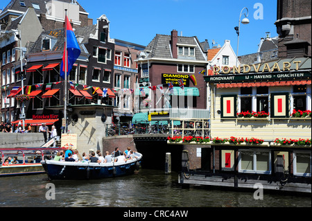 Barca a Oude Turfmarkt canal, quartiere storico di Amsterdam, Olanda Settentrionale, Paesi Bassi, Europa Foto Stock