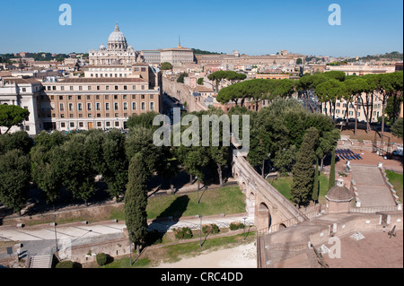 Vista da Castel Sant'Angelo verso la Basilica di San Pietro e il Papal via di fuga, Roma, Italia, Europa Foto Stock