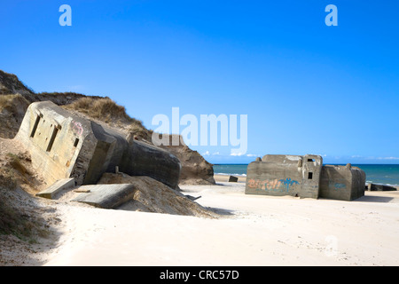 Old World War II ripari antiaerei sulla spiaggia in Loekken, Nord dello Jutland, Danimarca, Europa Foto Stock