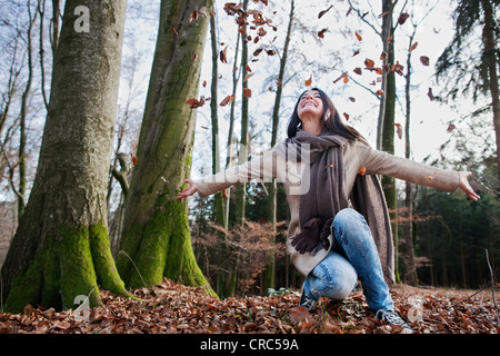 Donna anziana il tifo nella foresta Foto Stock