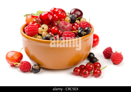 Di frutti di bosco misti in un recipiente isolato su bianco Foto Stock