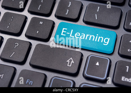 Concetti di E-learning, per computer based learning, con un messaggio sul tasto Invio della tastiera. Foto Stock