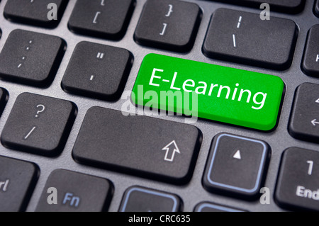 Concetti di E-learning, per computer based learning, con un messaggio sul tasto Invio della tastiera. Foto Stock