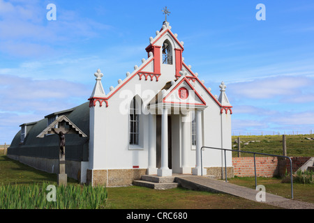 Italian cappella costruita da 2 capanne nissena dagli Italiani prigionieri di guerra mondiale II di agnello Holm, Orkney Islands, Scotland, Regno Unito Foto Stock