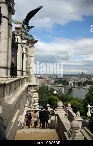 Ingresso dei Giardini della Galleria Nazionale Ungherese con il ponte della catena a distanza Foto Stock