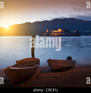 Barche su Urban Harbour wall Foto Stock