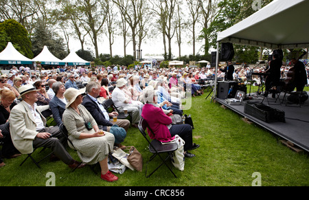 Persone che ascoltano la musica tradizionale al Chelsea Flower Show London REGNO UNITO Foto Stock