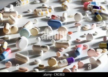 Pills sparsi sulla superficie riflettente Foto Stock