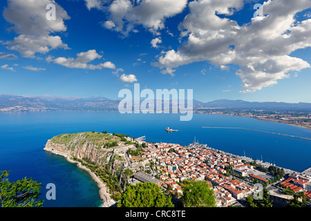 Acronafplia nella baia di Nafplio, Grecia Foto Stock