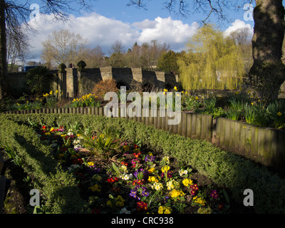 Città mercato di Bakewell con cinque ponte di arco in background sul fiume Wye Derbyshire Peak District Foto Stock