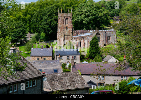 Hartington village, mostra St Giles'Chiesa, nel Parco Nazionale di Peak District, Derbyshire, Regno Unito Foto Stock