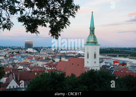 Paesaggio di Bratislava al crepuscolo con San Martin's Cathedral davanti, Slovacchia Foto Stock