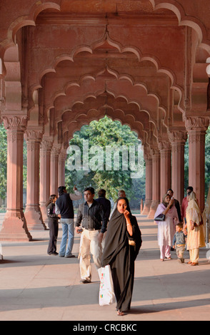 Di arenaria rossa e gli archi e le colonne del Diwan-i-AM, o la sala delle udienze pubbliche, all'interno di Red Fort (Lal Qila), Delhi, India Foto Stock