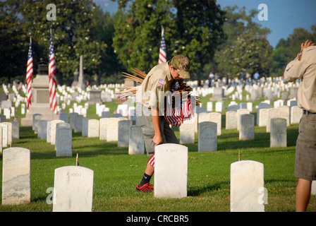 Boy Scout immissione bandierine americane a Chattanooga Cimitero Nazionale Memorial Day 2012 Foto Stock