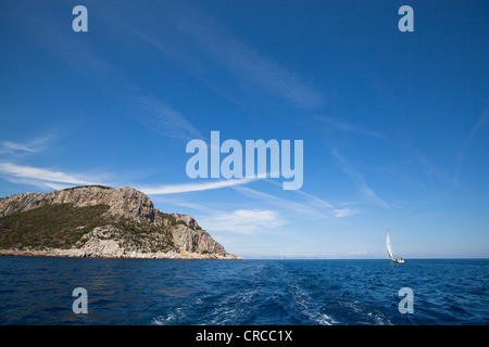 Crociera a vela nel Mediterraneo mare al largo delle isole greche. Foto Stock