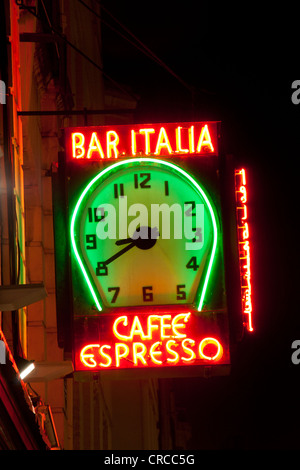 Bar Italia insegna al neon e orologio a notte cafè italiano sulla Frith Street Soho Londra Inghilterra REGNO UNITO Foto Stock