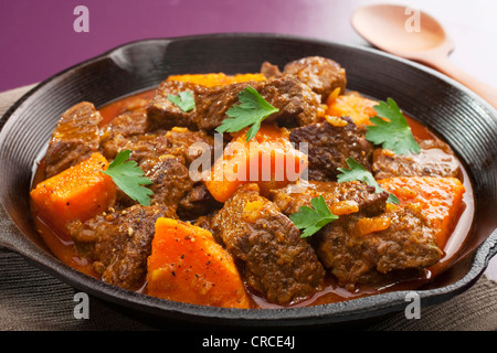 Tagine marocchino o spezzatino di carne con patate dolci, in una ghisa pan. Foto Stock