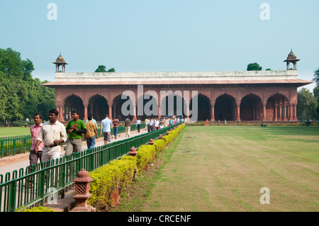 I turisti indiani a piedi dal Diwan-i-Aam pavilion all'interno del complesso del Forte Rosso di Delhi, India. Foto Stock
