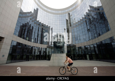 KPMG edificio per uffici, busto, La Defense, Parigi, Ile de France, Francia, Europa Foto Stock