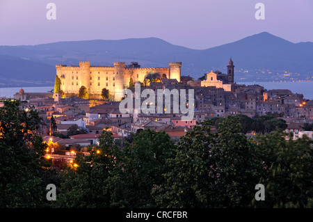 Castello Odescalchi, fortezza, il Duomo di Santo Stefano e il Lago di Bracciano Bracciano, Lazio, l'Italia, Europa Foto Stock