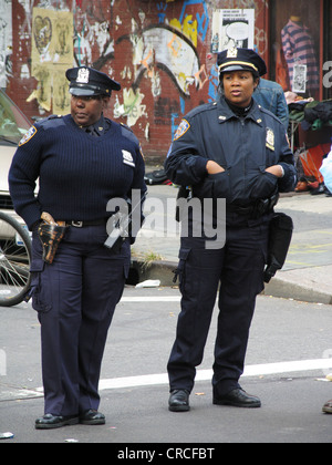 Due poliziotti con divise blu, USA, Brooklyn, New York City Foto Stock