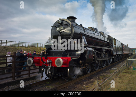 LMS Stanier Class 5 4-6-0 45305 a Quorn stazione sul Grande Stazione Centrale. Foto Stock