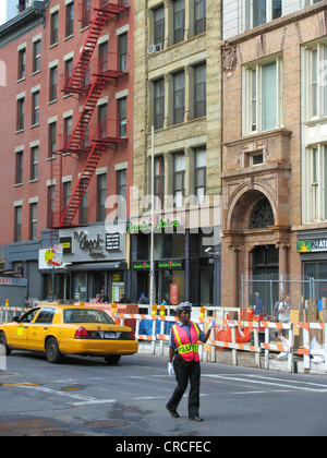 Polizia stradale ufficiale con giubbotto di sicurezza e i guanti bianchi la regolazione del traffico, USA, New York City, Manhattan Foto Stock