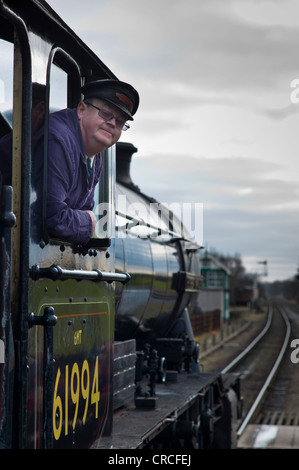 Autista guardando fuori della cabina di Gresley K4 2-6-0 n. 61994 "Il grande Marchese". (GCR) Foto Stock