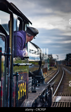 Autista guardando fuori della cabina di Gresley K4 2-6-0 n. 61994 "Il grande Marchese". (GCR) Foto Stock