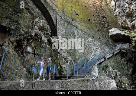 Passi nella grotta carsica, la Grotta del Turco dal mare, Gaeta, Lazio, l'Italia, Europa Foto Stock