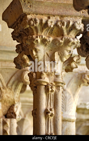 Colonne con capitelli ornati nel chiostro della basilica gotica del monastero cistercense di Fossanova Abbey, vicino a Priverno Foto Stock