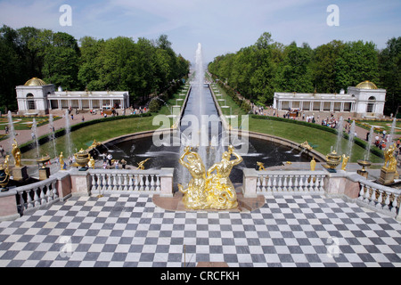 I giardini del castello con la grande cascata, Peterhof Palace, sito Patrimonio Mondiale dell'UNESCO, Peterhof, San Pietroburgo, Russia, Eurasia Foto Stock