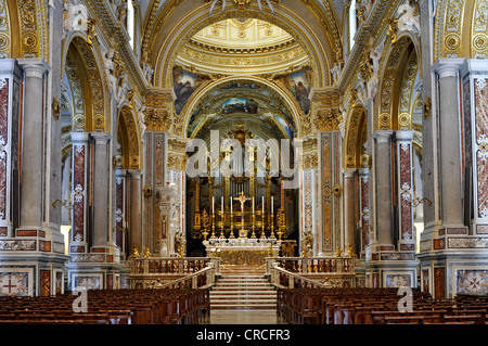 Navata con l'altare della Basilica Cattedrale dell'abbazia benedettina di Montecassino, Monte Cassino, Cassino, Lazio, Italia Foto Stock